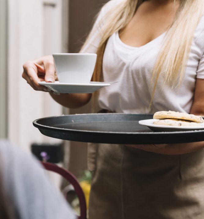 waitress-serving-order